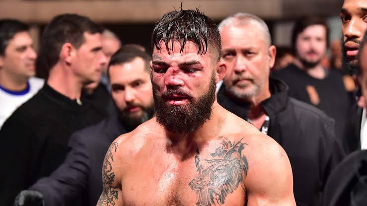 MIKE PERRY'S NOSE GOT SPLIT BY THE VICENTE LUQUE